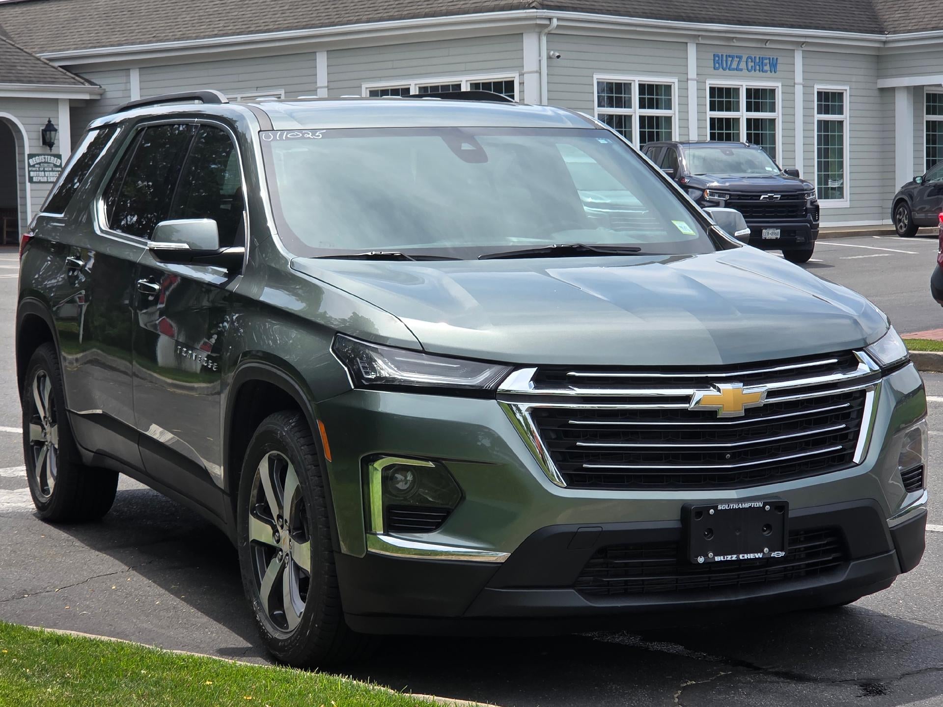 2023 Chevrolet Traverse LT Leather in Silver Sage Metallic — front three-quarter view