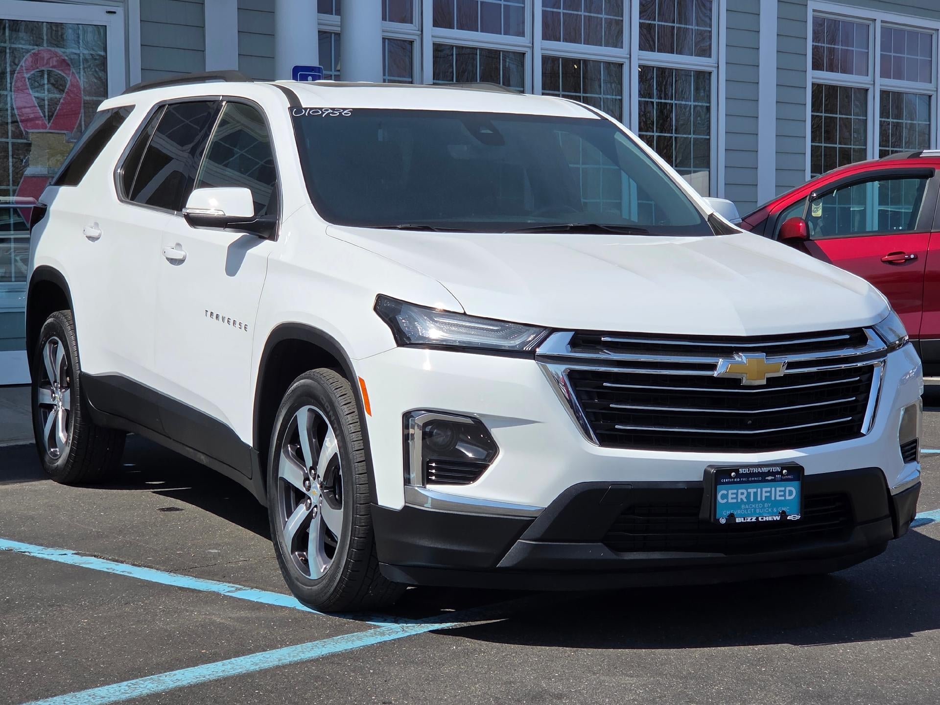 2023 Chevrolet Traverse LT Leather in Summit White — front three-quarter view